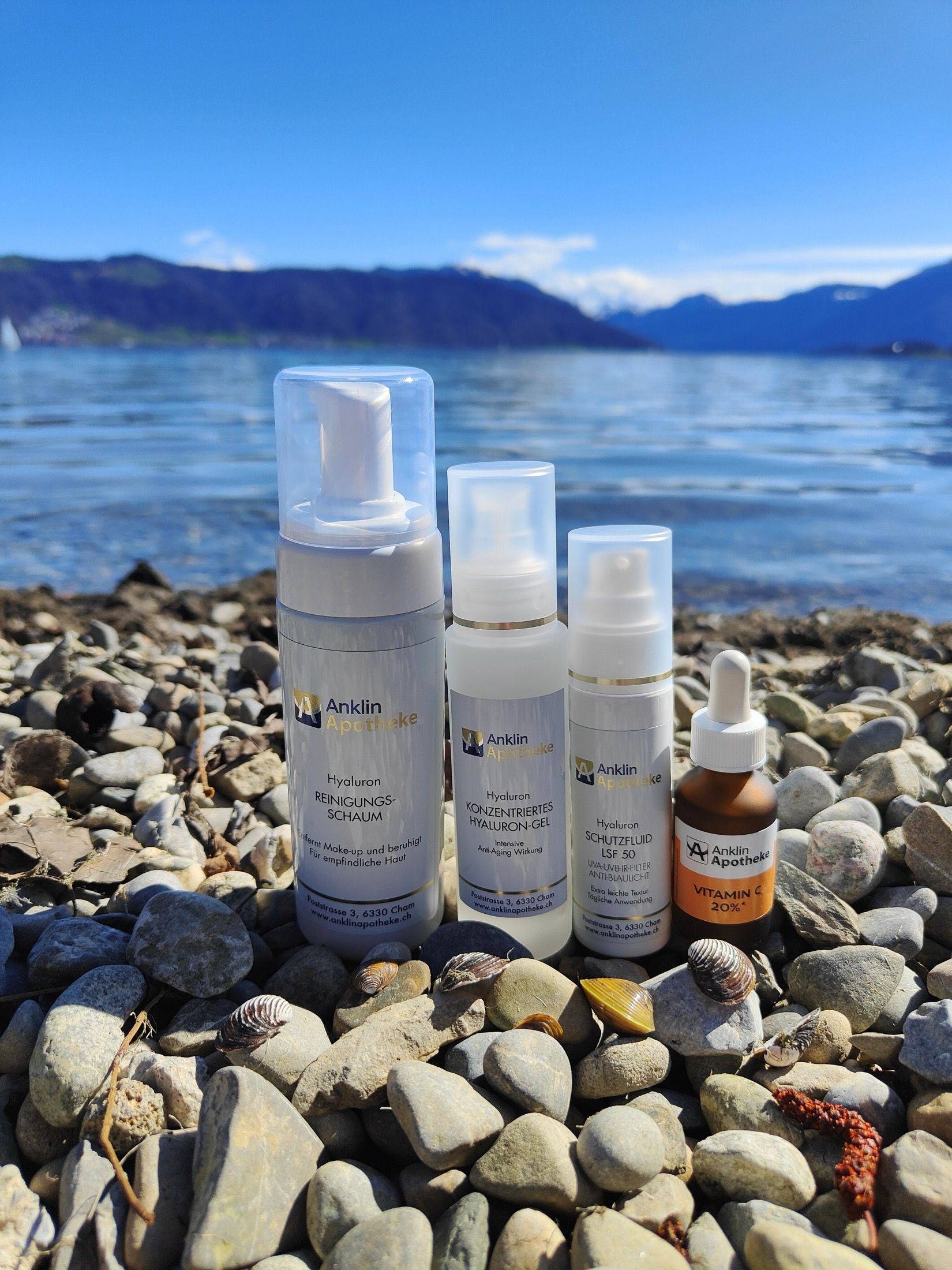Produkte der Anklin Eigenmarke auf Kieseln am Ufer des Zugersees