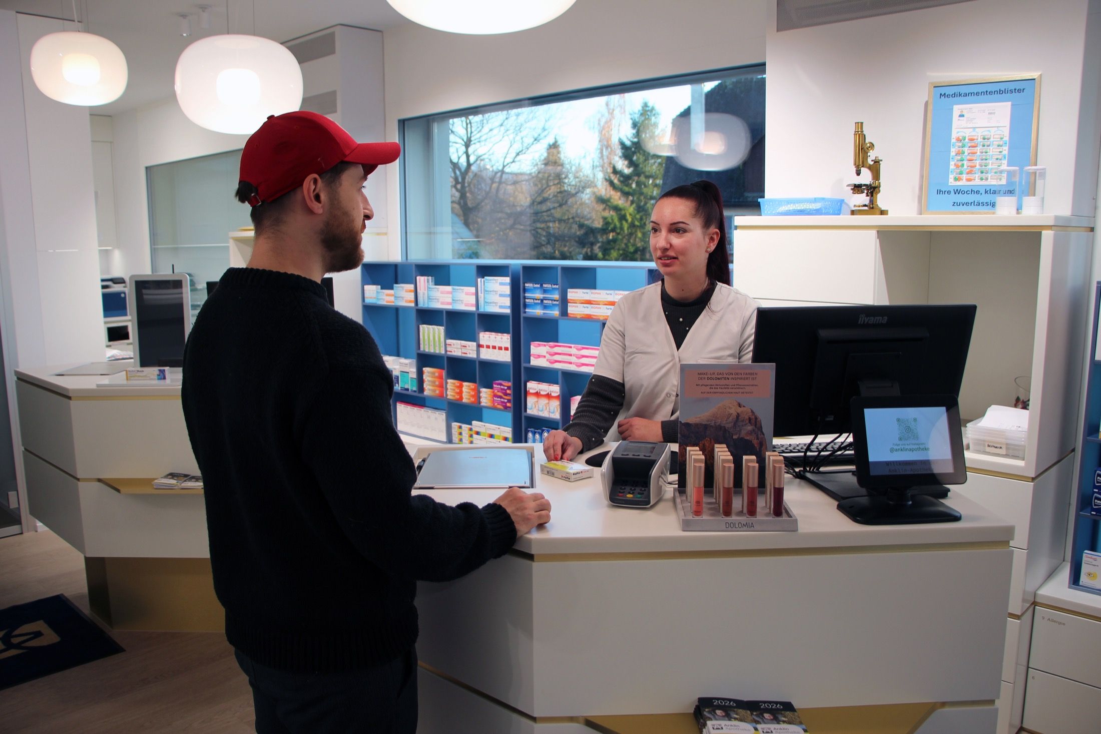 Beratung an der Theke der Anklin Apotheke