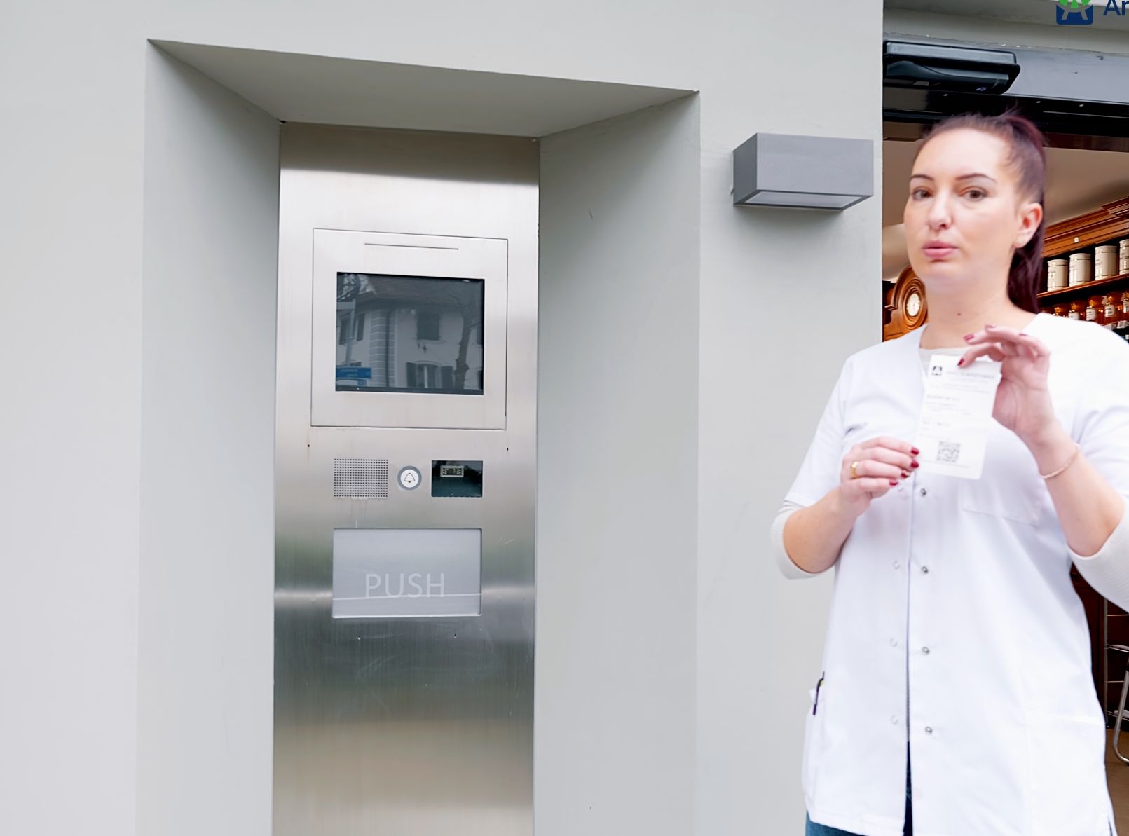 Kundin hält den Code vor das Terminal des Abholautomaten