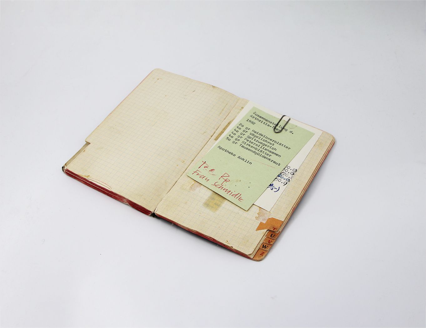 Aufgeschlagenes, von Hand geführtes Rezeptbuch der Anklin Apotheke