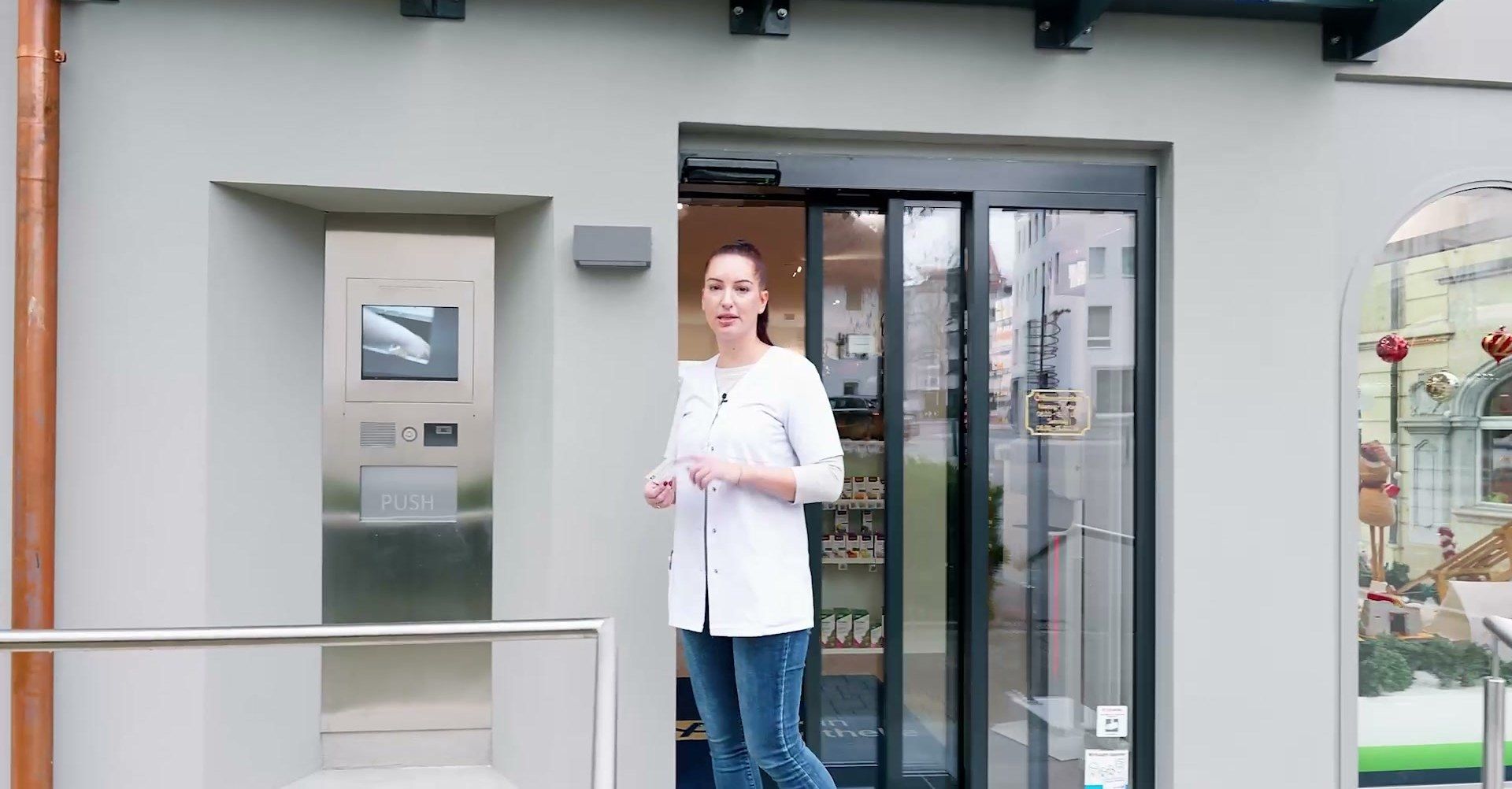 Der Abholautomat an der Aussenwand der Anklin Apotheke, daneben der Eingang