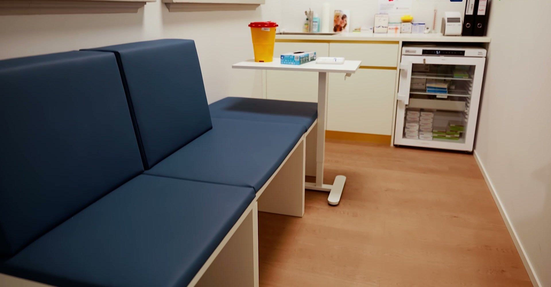 Der separate Beratungsraum der Anklin Apotheke mit Sitzbank und Liege