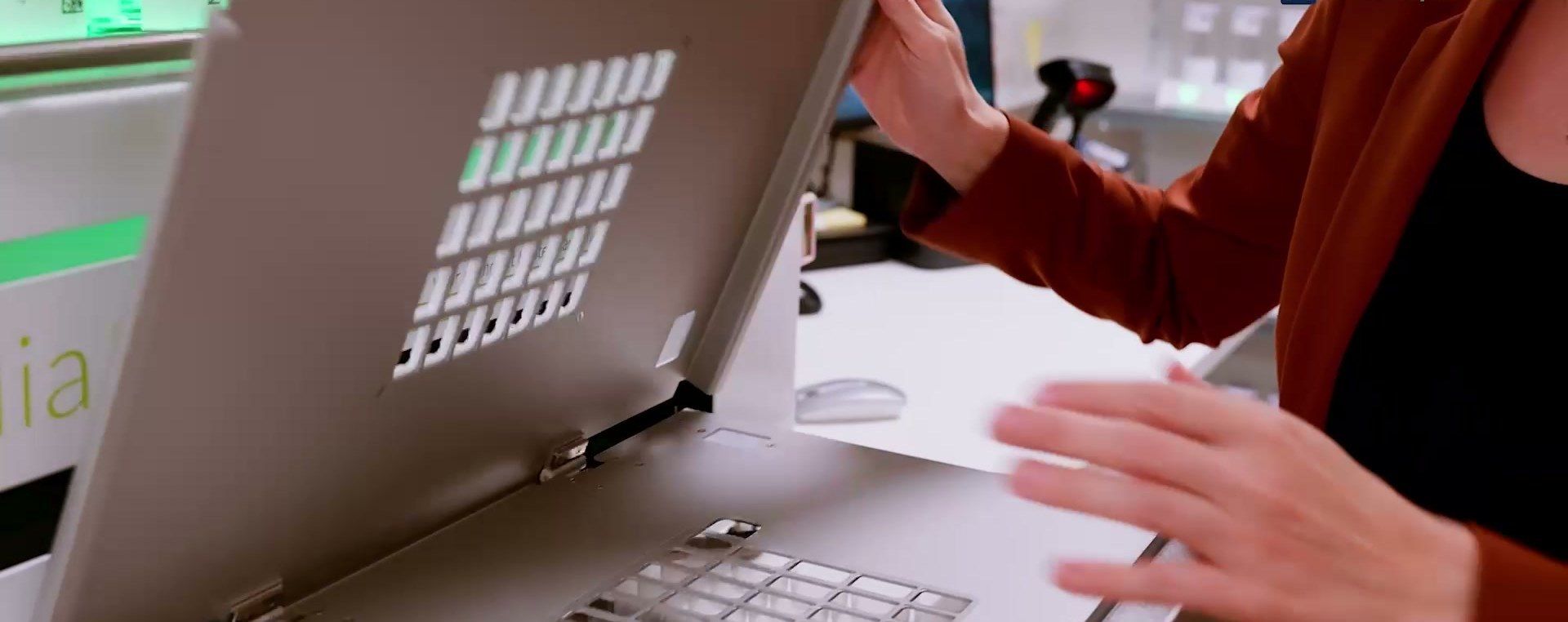 Blistermaschine der Anklin Apotheke beim Befüllen eines Wochenblisters